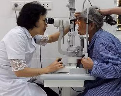 
Kiểm tra sau mổ thay thủy tinh thể nhân tạocho bà Kiều.Ảnh:Phạm Ngọc Linh.