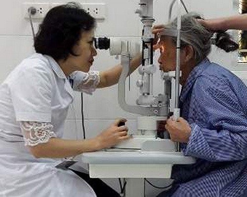 
Kiểm tra sau mổ thay thủy tinh thể nhân tạocho bà Kiều.Ảnh:Phạm Ngọc Linh.