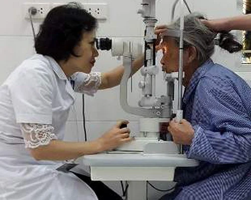 
Kiểm tra sau mổ thay thủy tinh thể nhân tạocho bà Kiều.Ảnh:Phạm Ngọc Linh.