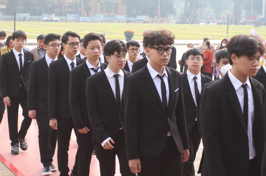 Đoàn đại biểu học sinh đoạt giải Olympic và Khoa học kỹ thuật quốc tế năm 2022 vào Lăng báo cáo với Bác về thành tích đạt được. Đoàn đại biểu học sinh đoạt giải Olympic và Khoa học kỹ thuật quốc tế năm 2022 vào Lăng báo cáo với Bác về thành tích đạt được.