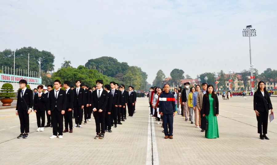 Đoàn đại biểu học sinh đoạt giải Olympic và Khoa học kỹ thuật quốc tế năm 2022 nghiêm trang trong nắng Ba Đình báo công dâng Bác. Đoàn đại biểu học sinh đoạt giải Olympic và Khoa học kỹ thuật quốc tế năm 2022 nghiêm trang trong nắng Ba Đình báo công dâng Bác.