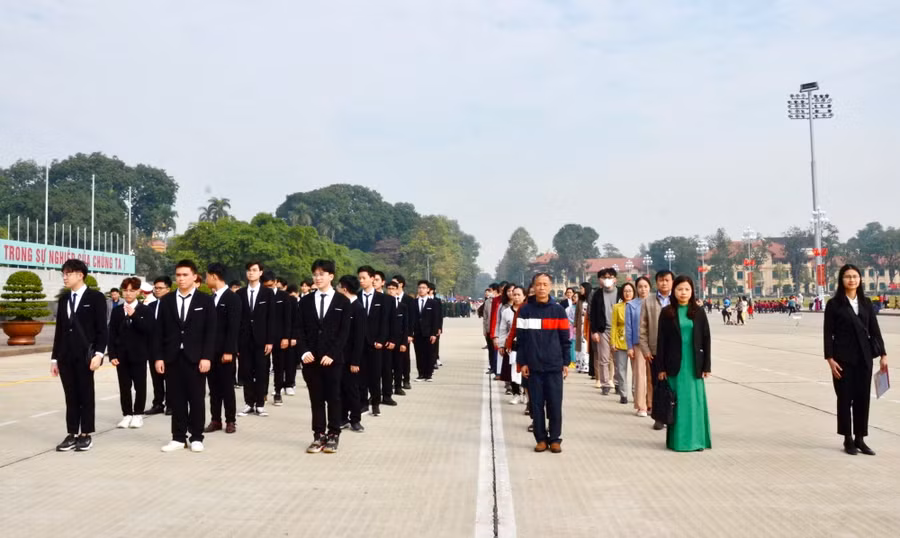 Đoàn đại biểu học sinh đoạt giải Olympic và Khoa học kỹ thuật quốc tế năm 2022 nghiêm trang trong nắng Ba Đình báo công dâng Bác.