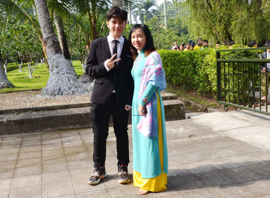 Chị Đỗ Hòa Hợp cùng con trai Trần Khôi Nguyên. Chị Đỗ Hòa Hợp cùng con trai Trần Khôi Nguyên.