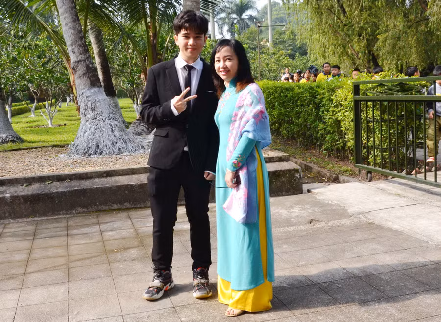 Chị Đỗ Hòa Hợp cùng con trai Trần Khôi Nguyên.