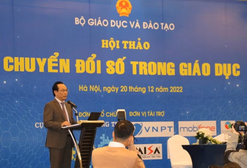 Thứ trưởng Hoàng Minh Sơn phát biểu tại Hội thảo Chuyển đổi số trong giáo dục.
