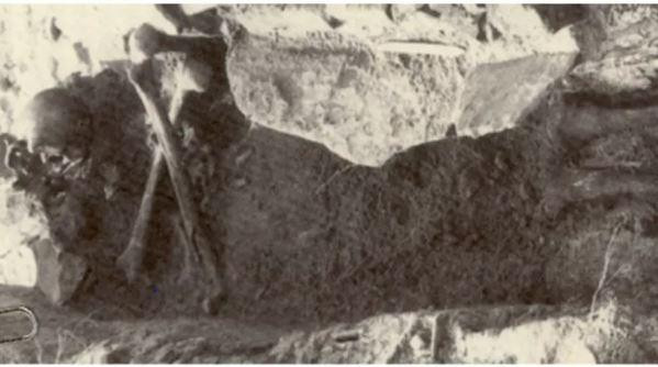 Hài cốt được tìm thấy với phần xương đùi bị tháo rời và xếp chéo trước ngực. Ảnh: MDPI, Basel, Thụy Sĩ. Hài cốt được tìm thấy với phần xương đùi bị tháo rời và xếp chéo trước ngực. Ảnh: MDPI, Basel, Thụy Sĩ.