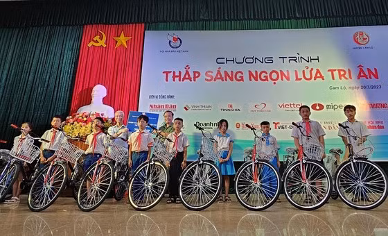 Ban tổ chức trao tặng xe đạp cho học sinh huyện Cam Lộ.