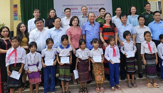 Những phần quà ý nghĩa đến với học sinh là con em đồng bào Pa Kô, Vân Kiều. Những phần quà ý nghĩa đến với học sinh là con em đồng bào Pa Kô, Vân Kiều.