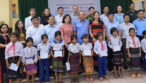 Những phần quà ý nghĩa đến với học sinh là con em đồng bào Pa Kô, Vân Kiều.