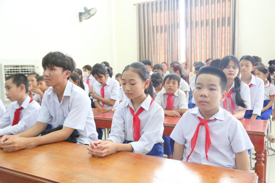 Học sinh con em ngư dân Quảng Trị nhận được niềm động viên từ các cơ quan báo chí. Học sinh con em ngư dân Quảng Trị nhận được niềm động viên từ các cơ quan báo chí.