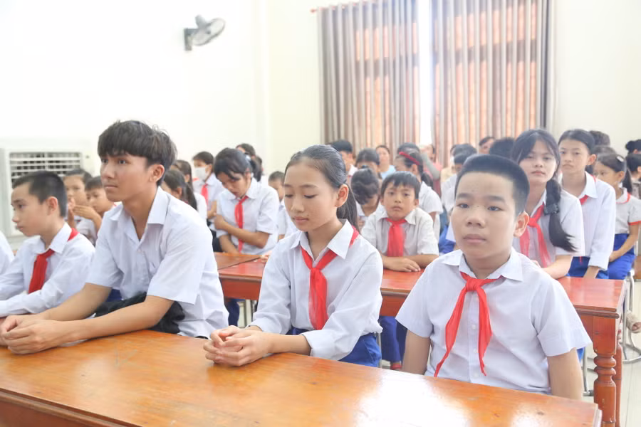 Học sinh con em ngư dân Quảng Trị nhận được niềm động viên từ các cơ quan báo chí.