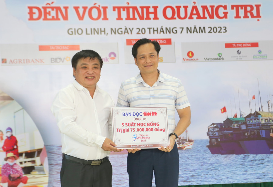 Đại diện báo Tuổi trẻ trao tượng trưng 5 suất học bổng Tiếp sức đến trường cho học sinh huyện Gio Linh. Đại diện báo Tuổi trẻ trao tượng trưng 5 suất học bổng Tiếp sức đến trường cho học sinh huyện Gio Linh.