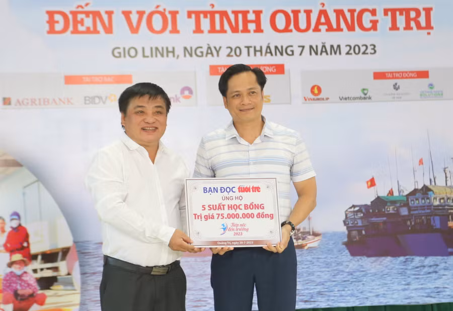 Đại diện báo Tuổi trẻ trao tượng trưng 5 suất học bổng Tiếp sức đến trường cho học sinh huyện Gio Linh.