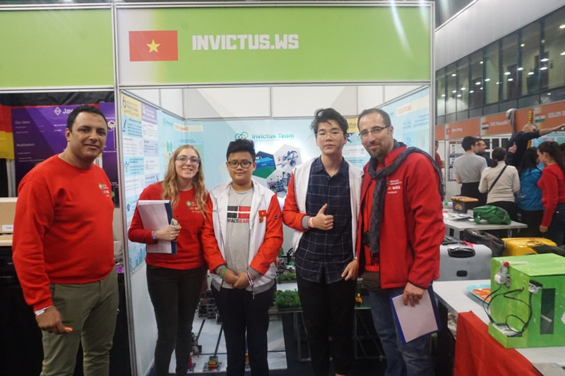 Đội INVICTUS cùng Ban giám khảo tại WRO 2019 Đội INVICTUS cùng Ban giám khảo tại WRO 2019