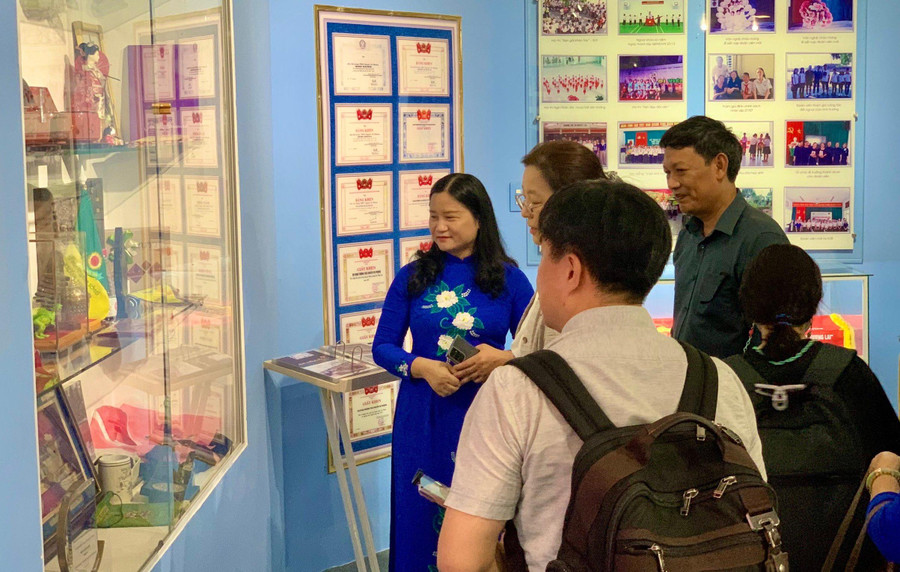 Trường THCS Nguyễn Tri Phương còn là điểm đến của các đoàn tham quan học tập kinh nghiệm. Trường THCS Nguyễn Tri Phương còn là điểm đến của các đoàn tham quan học tập kinh nghiệm.