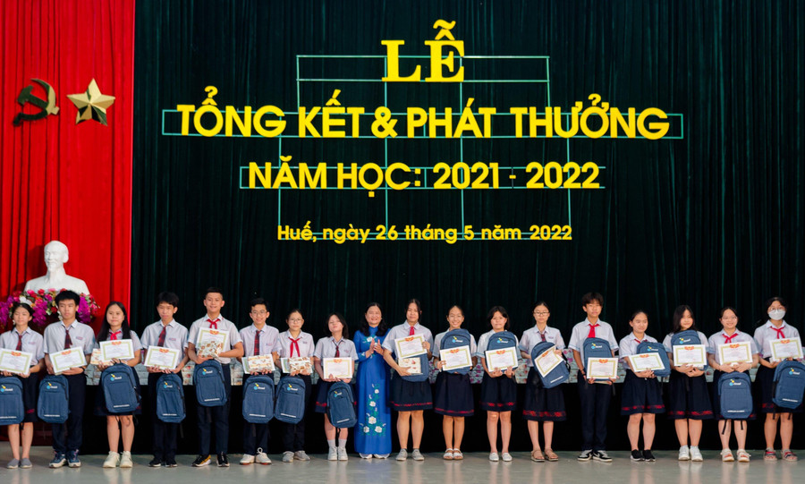 Các học sinh giỏi của Trường THCS Nguyễn Tri Phương nhận giấy khen và quà từ cô hiệu trưởng. Các học sinh giỏi của Trường THCS Nguyễn Tri Phương nhận giấy khen và quà từ cô hiệu trưởng.