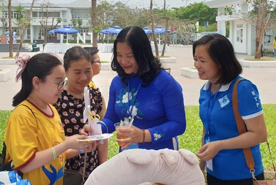 Cô hiệu trưởng Nguyễn Thị Diệu Trang động viên học sinh trong các hoạt động trải nghiệm. Cô hiệu trưởng Nguyễn Thị Diệu Trang động viên học sinh trong các hoạt động trải nghiệm.