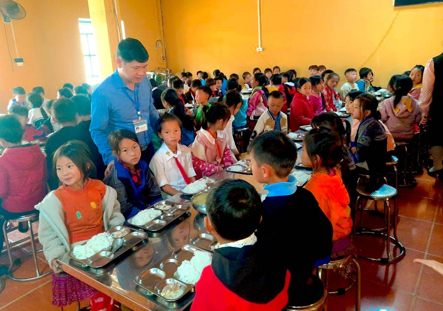 Yêu nghề bao nhiêu thầy Hoàng Đức Thịnh càng lo lắng chăm sóc dạy dỗ cho học sinh bấy nhiêu.