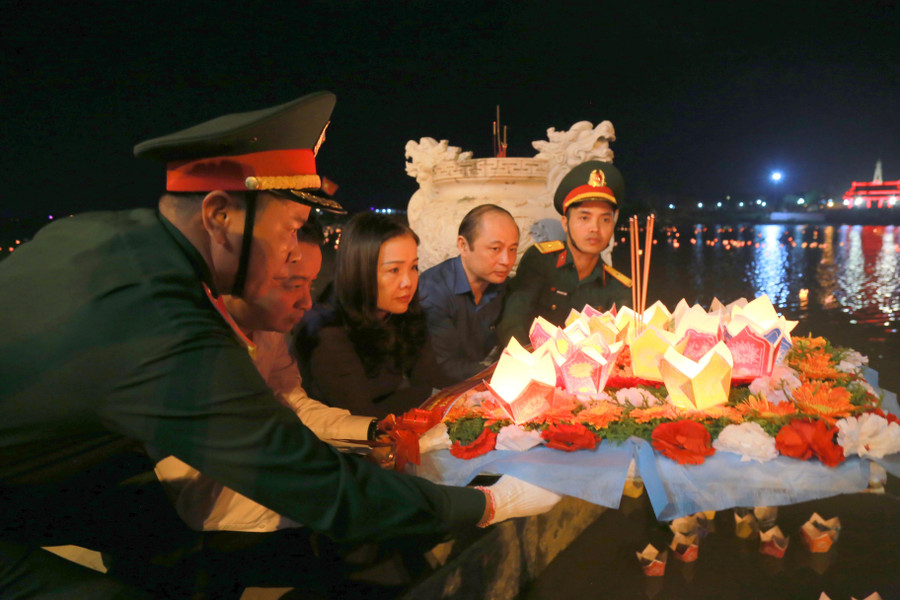 Cán bộ lãnh đạo, giáo viên Sở GD&ĐT thả hoa xuống dòng sông Thạch Hãn linh thiêng, tri ân sự hy sinh anh dũng của các liệt sĩ đã ngã xuống trong chiến dịch bảo vệ Thành cổ Quảng Trị. Cán bộ lãnh đạo, giáo viên Sở GD&ĐT thả hoa xuống dòng sông Thạch Hãn linh thiêng, tri ân sự hy sinh anh dũng của các liệt sĩ đã ngã xuống trong chiến dịch bảo vệ Thành cổ Quảng Trị.