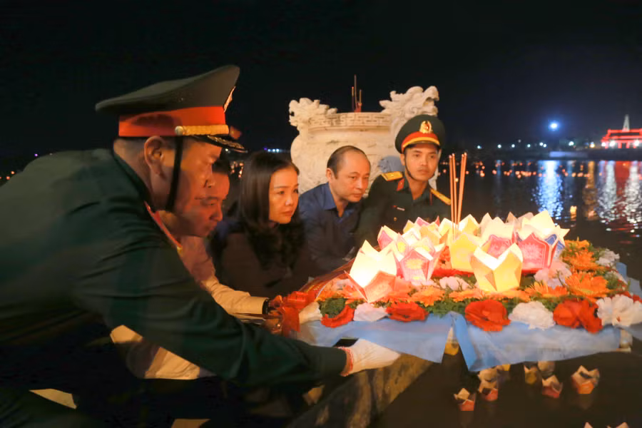 Cán bộ lãnh đạo, giáo viên Sở GD&amp;ĐT thả hoa xuống dòng sông Thạch Hãn linh thiêng, tri ân sự hy sinh anh dũng của các liệt sĩ đã ngã xuống trong chiến dịch bảo vệ Thành cổ Quảng Trị.