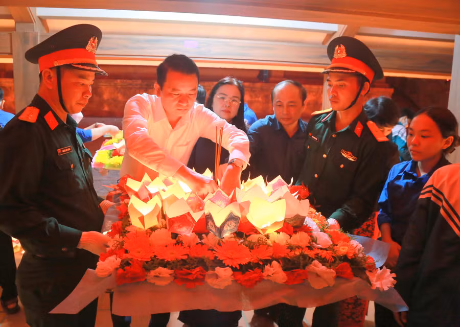 Ngành Giáo dục Quảng Trị thả nến tri ân liệt sĩ trên sông Thạch Hãn.