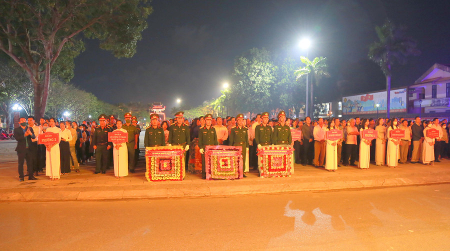 Tối 7/11, Sở GD&ĐT tỉnh Quảng Trị chủ trì phối hợp với thị xã Quảng Trị và các cơ quan, đơn vị tổ chức Lễ dâng hương, dâng hoa tại di tích Thành cổ Quảng Trị và thả hoa đăng tri ân liệt sĩ trên sông Thạch Hãn. Tối 7/11, Sở GD&ĐT tỉnh Quảng Trị chủ trì phối hợp với thị xã Quảng Trị và các cơ quan, đơn vị tổ chức Lễ dâng hương, dâng hoa tại di tích Thành cổ Quảng Trị và thả hoa đăng tri ân liệt sĩ trên sông Thạch Hãn.