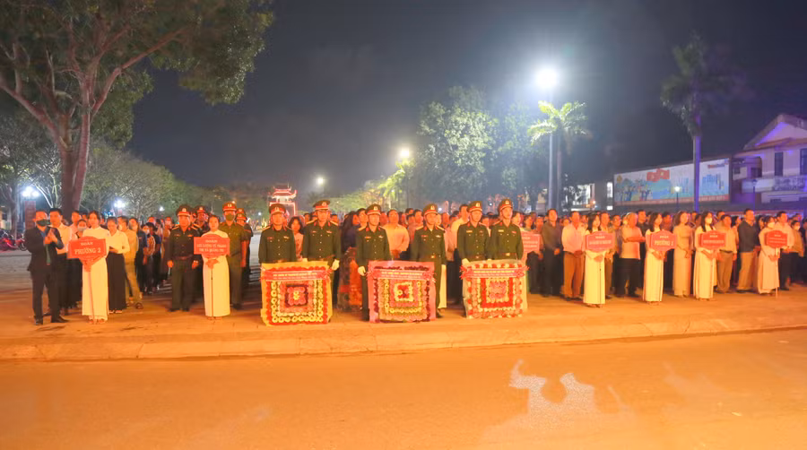 Tối 7/11, Sở GD&amp;ĐT tỉnh Quảng Trị chủ trì phối hợp với thị xã Quảng Trị và các cơ quan, đơn vị tổ chức Lễ dâng hương, dâng hoa tại di tích Thành cổ Quảng Trị và thả hoa đăng tri ân liệt sĩ trên sông Thạch Hãn.