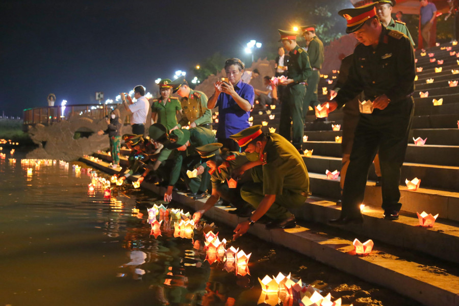 Nhắc đến dòng sông Thạch Hãn linh thiêng, mọi người không thể quên ký ức hào hùng về một thời chiến tranh ác liệt. Nơi đây, đã có hàng vạn chiến sĩ đã ngã xuống khi vượt sông để vào tham gia chiến đấu tại chiến trường Thành cổ Quảng Trị. Nhắc đến dòng sông Thạch Hãn linh thiêng, mọi người không thể quên ký ức hào hùng về một thời chiến tranh ác liệt. Nơi đây, đã có hàng vạn chiến sĩ đã ngã xuống khi vượt sông để vào tham gia chiến đấu tại chiến trường Thành cổ Quảng Trị.