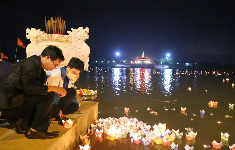 Năm tháng qua đi, chiến tranh đã lùi về quá khứ nhưng máu xương của các anh hùng Liệt sĩ đã tan vào đất mẹ, hoà vào sông nước mênh mang của dòng Thạch Hãn để ngàn đời sau vẫn mãi khắc ghi. Năm tháng qua đi, chiến tranh đã lùi về quá khứ nhưng máu xương của các anh hùng Liệt sĩ đã tan vào đất mẹ, hoà vào sông nước mênh mang của dòng Thạch Hãn để ngàn đời sau vẫn mãi khắc ghi.