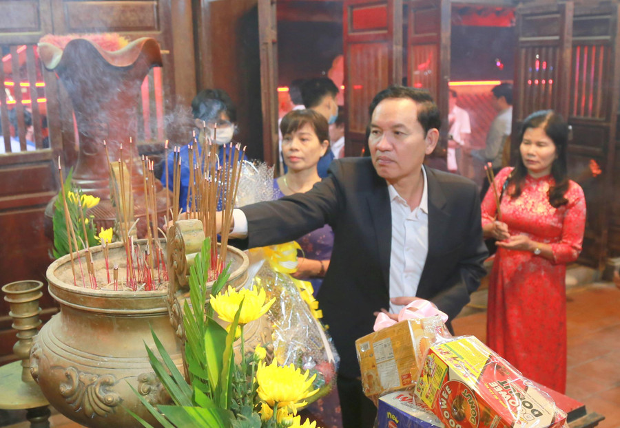 Những nén tâm nhang của cán bộ, giáo viên ngành Giáo dục dâng lên các anh hùng, liệt sĩ nhân Kỷ niệm 40 năm ngày Nhà giáo Việt Nam 20/11. Những nén tâm nhang của cán bộ, giáo viên ngành Giáo dục dâng lên các anh hùng, liệt sĩ nhân Kỷ niệm 40 năm ngày Nhà giáo Việt Nam 20/11.