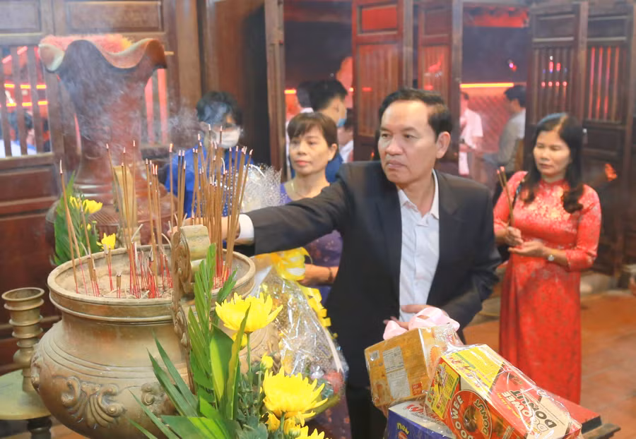 Những nén tâm nhang của cán bộ, giáo viên ngành Giáo dục dâng lên các anh hùng, liệt sĩ nhân Kỷ niệm 40 năm ngày Nhà giáo Việt Nam 20/11.