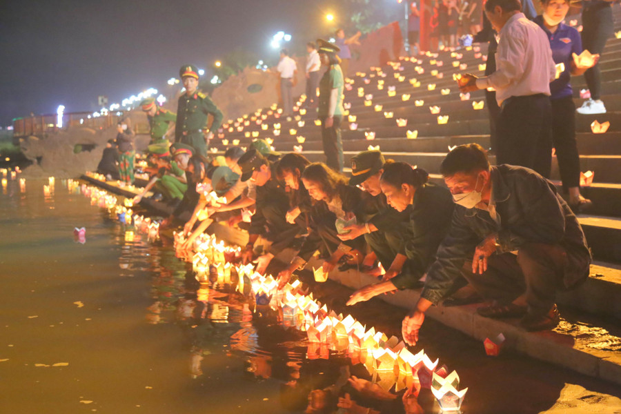 Các cán bộ, nhân dân thành kính thả nến trên sông Thạch Hãn. Các cán bộ, nhân dân thành kính thả nến trên sông Thạch Hãn.
