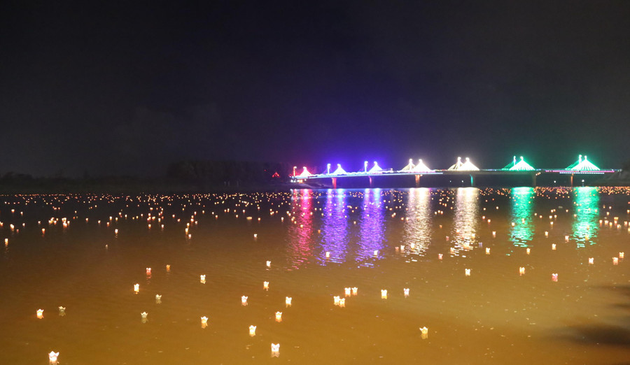 Cựu chiến binh Lê Bá Dương - tác giả của bốn câu thơ nổi tiếng tạc vào bia đá tại Bến thả hoa sông Thạch Hãn: “Đò lên Thạch Hãn ơi… chèo nhẹ/Đáy sông còn đó bạn tôi nằm/Có tuổi hai mươi thành sóng nước/Vỗ yên bờ, mãi mãi ngàn năm”. Cựu chiến binh Lê Bá Dương - tác giả của bốn câu thơ nổi tiếng tạc vào bia đá tại Bến thả hoa sông Thạch Hãn: “Đò lên Thạch Hãn ơi… chèo nhẹ/Đáy sông còn đó bạn tôi nằm/Có tuổi hai mươi thành sóng nước/Vỗ yên bờ, mãi mãi ngàn năm”.