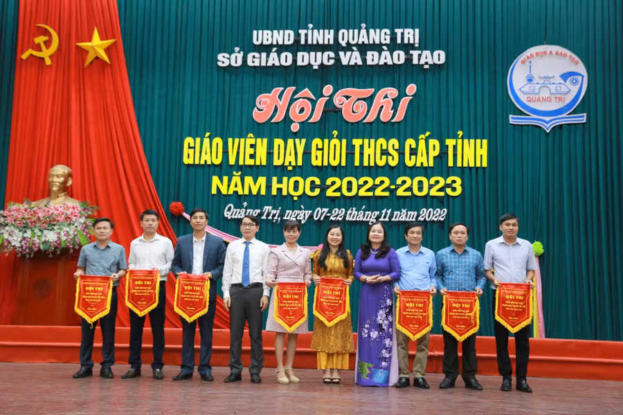 TS Lê Thị Hương - Giám đốc Sở GD&ĐT tỉnh Quảng Trị tặng cờ lưu niệm cho các Phòng GD&ĐT, đơn vị tham gia hội thi.