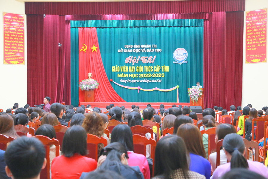 Hơn 300 giáo viên Quảng Trị tham gia hội thi giáo viên dạy giỏi. Hơn 300 giáo viên Quảng Trị tham gia hội thi giáo viên dạy giỏi.