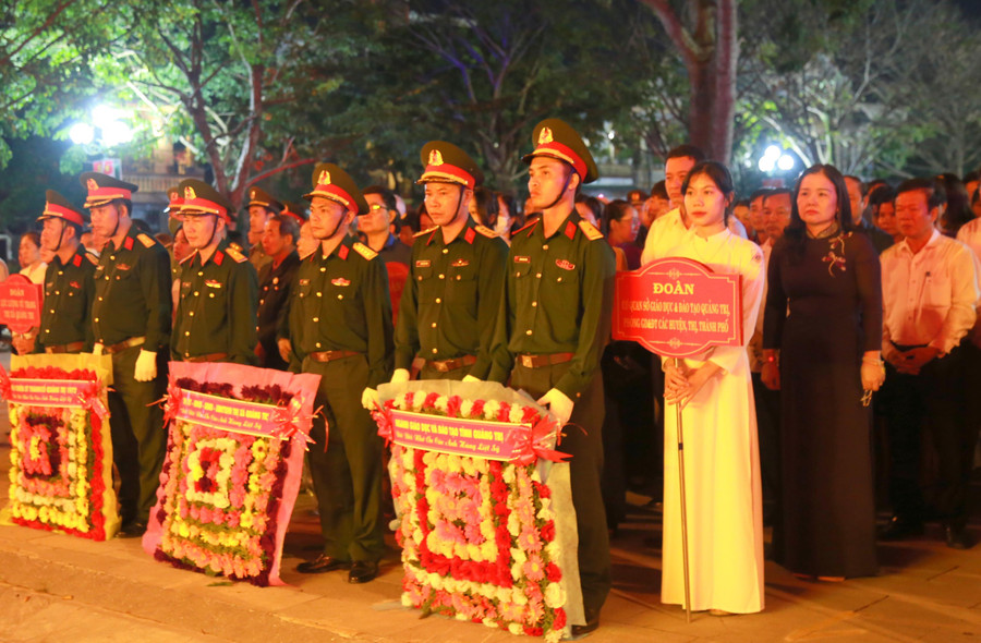 Lễ thả hoa tri ân liệt sĩ trên sông Thạch Hãn và Lễ dâng hoa, dâng hương tại các di tích Thành cổ Quảng Trị được tổ chức nhân dịp ngành Giáo dục cả nước hướng đến Kỷ niệm 40 năm Ngày Nhà giáo Việt Nam 20/11. Lễ thả hoa có sự tham gia của lãnh đạo Sở GD&ĐT tỉnh Quảng Trị, các đơn vị, trường học trên địa bàn. Lễ thả hoa tri ân liệt sĩ trên sông Thạch Hãn và Lễ dâng hoa, dâng hương tại các di tích Thành cổ Quảng Trị được tổ chức nhân dịp ngành Giáo dục cả nước hướng đến Kỷ niệm 40 năm Ngày Nhà giáo Việt Nam 20/11. Lễ thả hoa có sự tham gia của lãnh đạo Sở GD&ĐT tỉnh Quảng Trị, các đơn vị, trường học trên địa bàn.