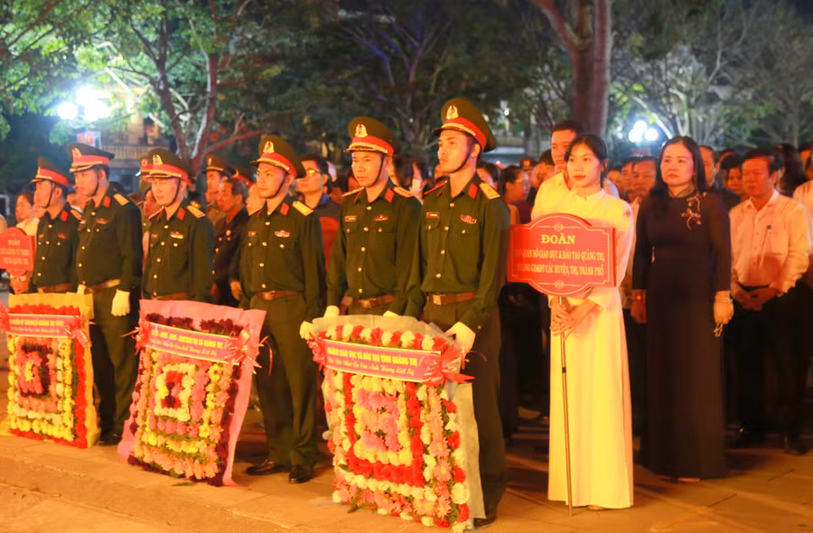 Lễ thả hoa tri ân liệt sĩ trên sông Thạch Hãn và Lễ dâng hoa, dâng hương tại các di tích Thành cổ Quảng Trị được tổ chức nhân dịp ngành Giáo dục cả nước hướng đến Kỷ niệm 40 năm Ngày Nhà giáo Việt Nam 20/11. Lễ thả hoa có sự tham gia của lãnh đạo Sở GD&amp;ĐT tỉnh Quảng Trị, các đơn vị, trường học trên địa bàn.