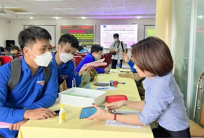 Thanh niên, học sinh tham gia các sàn giao dịch giới thiệu việc làm, tư vấn nghề nghiệp.