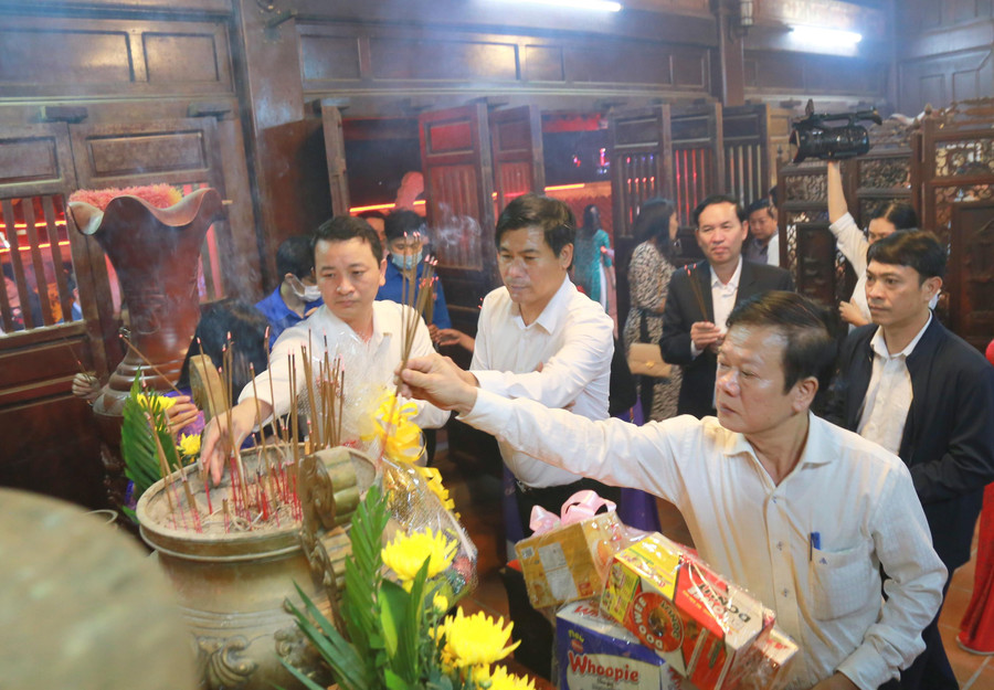 Lãnh đạo Sở GD&ĐT tỉnh Quảng Trị, các Phòng GD&ĐT cùng các đơn vị đã dâng hương lên bàn thờ Bác Hồ và các anh hùng, liệt sĩ tại Bến thả hoa sông Thạch Hãn. Lãnh đạo Sở GD&ĐT tỉnh Quảng Trị, các Phòng GD&ĐT cùng các đơn vị đã dâng hương lên bàn thờ Bác Hồ và các anh hùng, liệt sĩ tại Bến thả hoa sông Thạch Hãn.