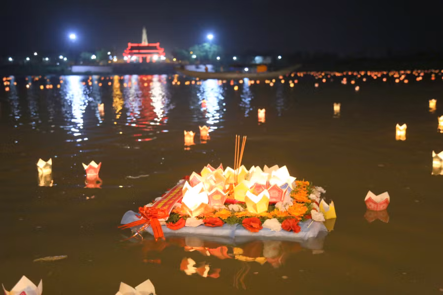 Dòng sông Thạch Hãn được thắp sáng lung linh bởi đèn hoa đăng cùng hàng vạn ngọn nến.
