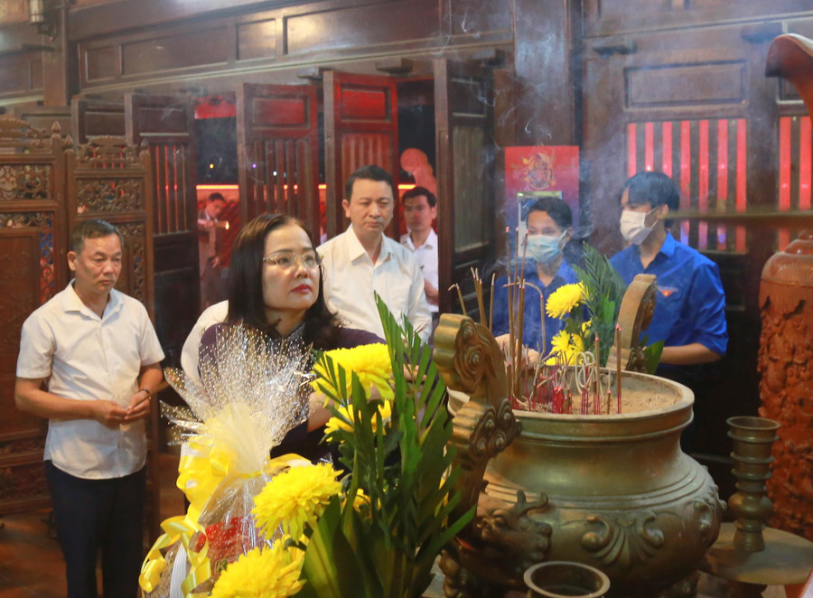 Tại lễ tri ân, TS Lê Thị Hương - Giám đốc Sở GD&ĐT tỉnh Quảng Trị bày tỏ: "Với lòng tri ân sâu nặng, những cán bộ, giáo viên, nhân viên và học sinh thuộc ngành Giáo dục và Đào tạo Quảng Trị sẽ tiếp tục phát huy những thành quả đã đạt được, nỗ lực phấn đấu nhiều hơn nữa, đoàn kết, sáng tạo, đổi mới, tận tâm với công việc, tận lực với nghề, thi đua dạy tốt-học tốt, rèn luyện tốt, quản lý tốt, triển khai thực hiện có hiệu quả Chương trình GDPT 2018 và chủ trương đổi mới căn bản, toàn diện giáo dục và đào tạo. Góp phần thực hiện thắng lợi các mục tiêu, chỉ tiêu phát triển kinh tế - xã hội mà Nghị quyết đại hội Đảng bộ tỉnh đã đề ra". Tại lễ tri ân, TS Lê Thị Hương - Giám đốc Sở GD&ĐT tỉnh Quảng Trị bày tỏ: "Với lòng tri ân sâu nặng, những cán bộ, giáo viên, nhân viên và học sinh thuộc ngành Giáo dục và Đào tạo Quảng Trị sẽ tiếp tục phát huy những thành quả đã đạt được, nỗ lực phấn đấu nhiều hơn nữa, đoàn kết, sáng tạo, đổi mới, tận tâm với công việc, tận lực với nghề, thi đua dạy tốt-học tốt, rèn luyện tốt, quản lý tốt, triển khai thực hiện có hiệu quả Chương trình GDPT 2018 và chủ trương đổi mới căn bản, toàn diện giáo dục và đào tạo. Góp phần thực hiện thắng lợi các mục tiêu, chỉ tiêu phát triển kinh tế - xã hội mà Nghị quyết đại hội Đảng bộ tỉnh đã đề ra".