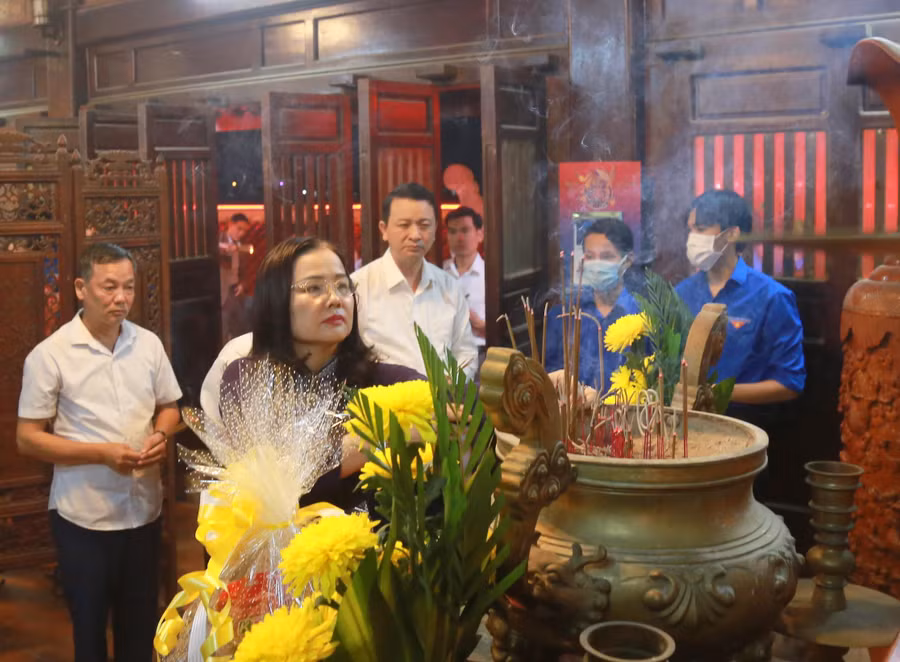 Tại lễ tri ân, TS Lê Thị Hương - Giám đốc Sở GD&amp;ĐT tỉnh Quảng Trị bày tỏ: "Với lòng tri ân sâu nặng, những cán bộ, giáo viên, nhân viên và học sinh thuộc ngành Giáo dục và Đào tạo Quảng Trị sẽ tiếp tục phát huy những thành quả đã đạt được, nỗ lực phấn đấu nhiều hơn nữa, đoàn kết, sáng tạo, đổi mới, tận tâm với công việc, tận lực với nghề, thi đua dạy tốt-học tốt, rèn luyện tốt, quản lý tốt, triển khai thực hiện có hiệu quả Chương trình GDPT 2018 và chủ trương đổi mới căn bản, toàn diện giáo dục và đào tạo. Góp phần thực hiện thắng lợi các mục tiêu, chỉ tiêu phát triển kinh tế - xã hội mà Nghị quyết đại hội Đảng bộ tỉnh đã đề ra".