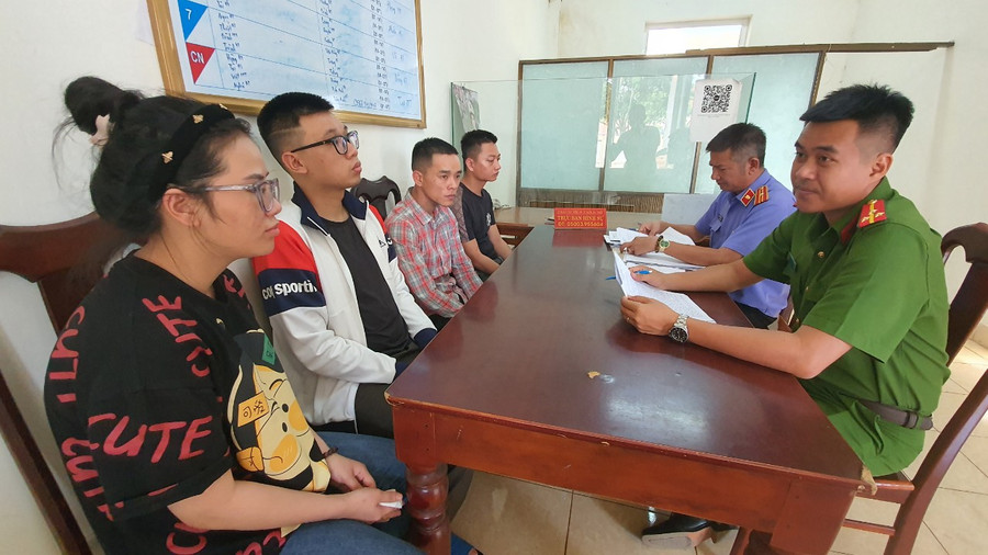 Cơ quan Công an làm việc với nhóm người có hành vi chế tạo, mua bán vũ khí trái phép. (Ảnh: SĐ) Cơ quan Công an làm việc với nhóm người có hành vi chế tạo, mua bán vũ khí trái phép. (Ảnh: SĐ)