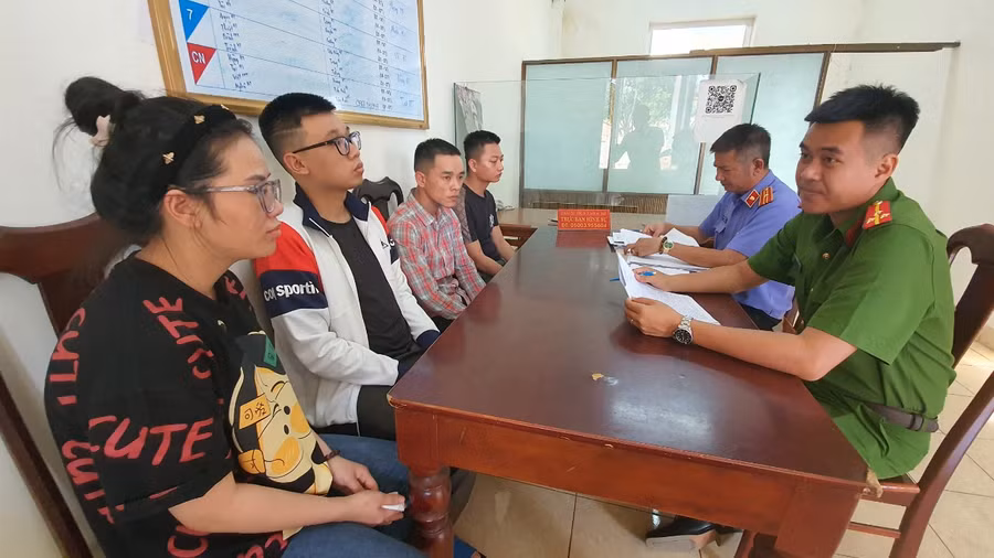 Cơ quan Công an làm việc với nhóm người có hành vi chế tạo, mua bán vũ khí trái phép. (Ảnh: SĐ)