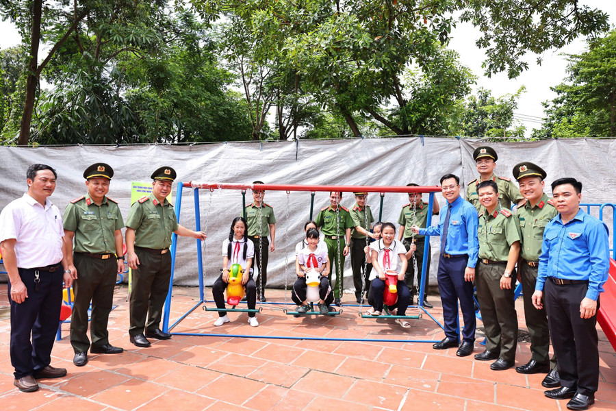 Tại chương trình, Thành đoàn - Ban Thanh niên Công an Thành phố - Đoàn Thanh niên Khối Công nhân viên chức Thủ đô - 10 Cụm thi đua Công an thành phố Hà Nội đã trao tặng 110 suất quà cho các gia đình chính sách, học sinh có hoàn cảnh khó khăn, cá nhân có thành tích xuất sắc trong phong trào toàn dân bảo vệ an ninh tổ quốc. Tại chương trình, Thành đoàn - Ban Thanh niên Công an Thành phố - Đoàn Thanh niên Khối Công nhân viên chức Thủ đô - 10 Cụm thi đua Công an thành phố Hà Nội đã trao tặng 110 suất quà cho các gia đình chính sách, học sinh có hoàn cảnh khó khăn, cá nhân có thành tích xuất sắc trong phong trào toàn dân bảo vệ an ninh tổ quốc.