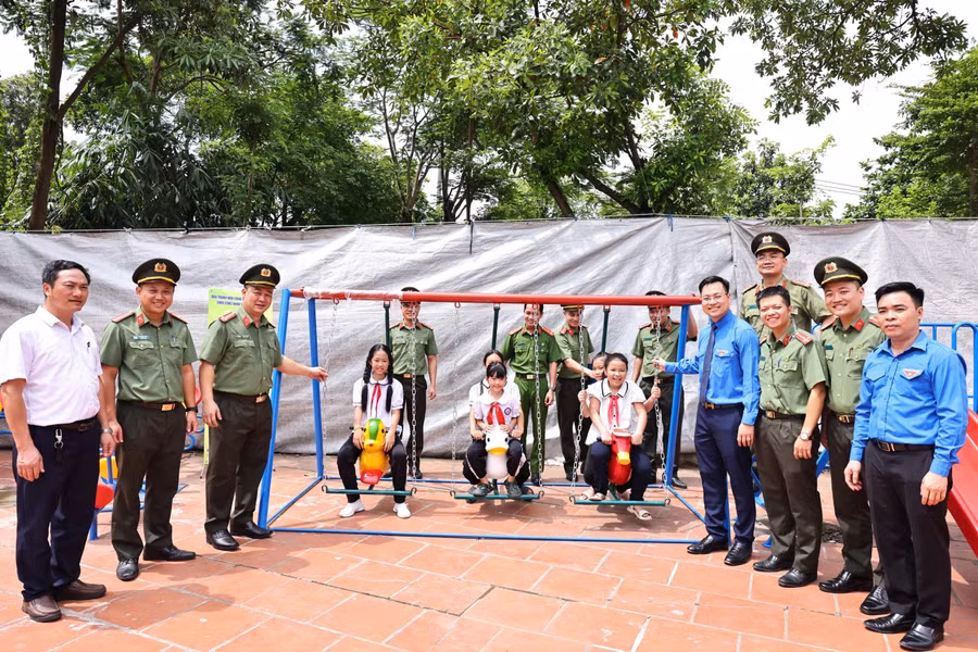 Tại chương trình, Thành đoàn - Ban Thanh niên Công an Thành phố - Đoàn Thanh niên Khối Công nhân viên chức Thủ đô - 10 Cụm thi đua Công an thành phố Hà Nội đã trao tặng 110 suất quà cho các gia đình chính sách, học sinh có hoàn cảnh khó khăn, cá nhân có thành tích xuất sắc trong phong trào toàn dân bảo vệ an ninh tổ quốc.