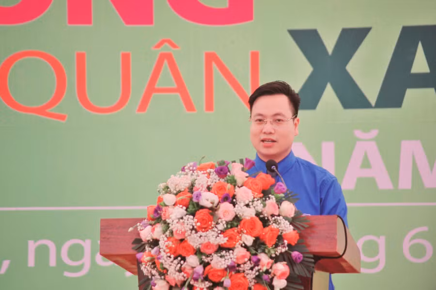 ...anh Trần Quang Hưng - Phó Bí thư Thành đoàn Hà Nội chia sẻ: 'Nằm trong Chiến dịch Thanh niên tình nguyện Hè, Kỳ nghỉ hồng - Hành quân xanh là chiến dịch dành riêng cho đoàn viên thanh niên công nhân, công chức, viên chức, chiến sỹ trẻ khối lực lượng vũ trang Thủ đô thể hiện tinh thần xung kích, tình nguyện trong việc tham gia phát triển kinh tế - xã hội; xây dựng nông thôn mới, nông thôn mới nâng cao, đô thị văn minh; đảm bảo an sinh xã hội, an ninh trật tự'.