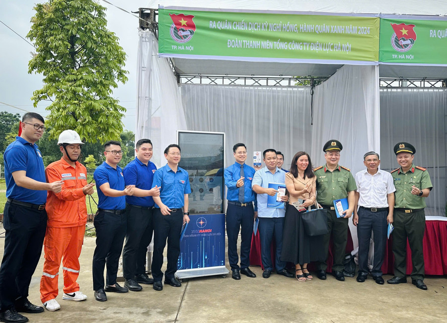 Tại Chương trình, Ban Thường vụ Thành đoàn Hà Nội ra mắt 10 đội hình tình nguyện cấp Thành phố bao gồm 5 đội hình trong chiến dịch 'Kỳ nghỉ hồng', 5 đội hình trong chiến dịch 'Hành quân xanh'. Tại Chương trình, Ban Thường vụ Thành đoàn Hà Nội ra mắt 10 đội hình tình nguyện cấp Thành phố bao gồm 5 đội hình trong chiến dịch 'Kỳ nghỉ hồng', 5 đội hình trong chiến dịch 'Hành quân xanh'.