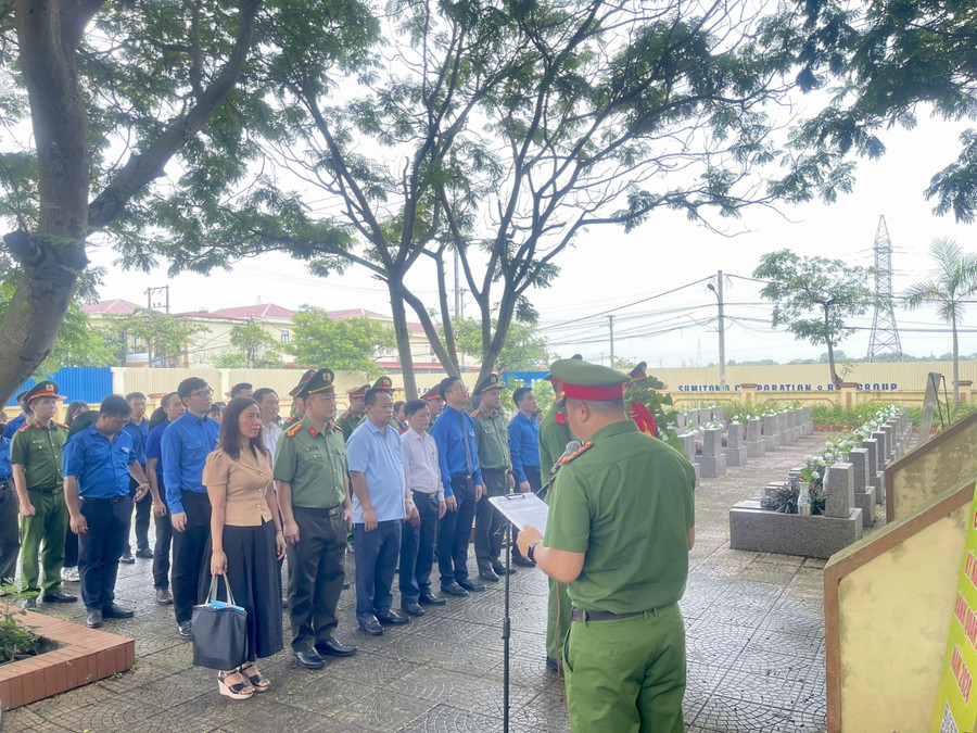 Chương trình trao tặng hai công trình “Hoa dâng mộ liệt sỹ” cho xã Hải Bối và xã Kim Chung, hai công trình thanh niên sân chơi thiếu nhi cho các em thiếu nhi xã Hải Bối và xã Xuân Canh; tặng quà cho lực lượng Công an 4 xã Kim Chung, Hải Bối, Xuân Canh, Võng La, tặng thuốc cho UBND xã Kim Nỗ. Chương trình trao tặng hai công trình “Hoa dâng mộ liệt sỹ” cho xã Hải Bối và xã Kim Chung, hai công trình thanh niên sân chơi thiếu nhi cho các em thiếu nhi xã Hải Bối và xã Xuân Canh; tặng quà cho lực lượng Công an 4 xã Kim Chung, Hải Bối, Xuân Canh, Võng La, tặng thuốc cho UBND xã Kim Nỗ.