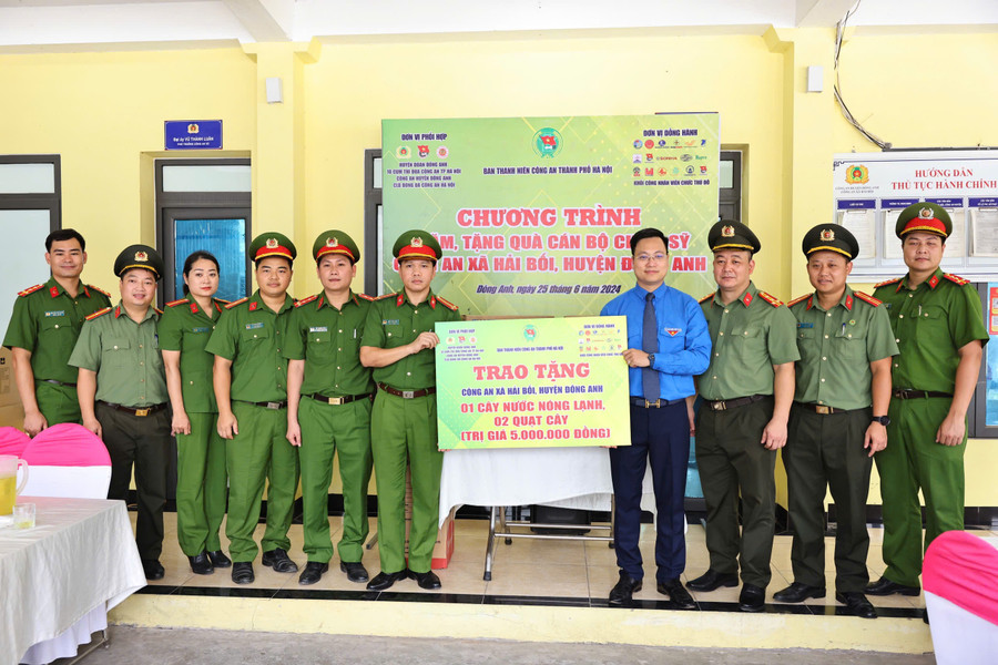 Chiến dịch 'Kỳ nghỉ hồng - Hành quân xanh' là hoạt động thường niên của Thành đoàn Hà Nội nhằm thể hiện vai trò, trách nhiệm của tổ chức Đoàn Thanh niên, đặc biệt Đoàn viên, thanh niên khối lực lượng vũ trang và khối Công nhân viên chức Thủ đô góp phần tạo không khí sôi nổi, nhiệt huyết của tuổi trẻ Thủ đô trong Chiến dịch thanh niên tình nguyện hè. Chiến dịch 'Kỳ nghỉ hồng - Hành quân xanh' là hoạt động thường niên của Thành đoàn Hà Nội nhằm thể hiện vai trò, trách nhiệm của tổ chức Đoàn Thanh niên, đặc biệt Đoàn viên, thanh niên khối lực lượng vũ trang và khối Công nhân viên chức Thủ đô góp phần tạo không khí sôi nổi, nhiệt huyết của tuổi trẻ Thủ đô trong Chiến dịch thanh niên tình nguyện hè.